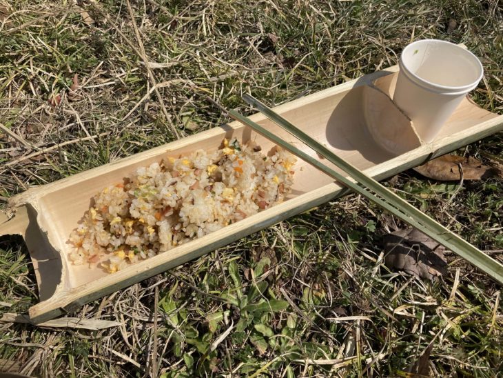 竹のプレートと箸で食べるチャーハン